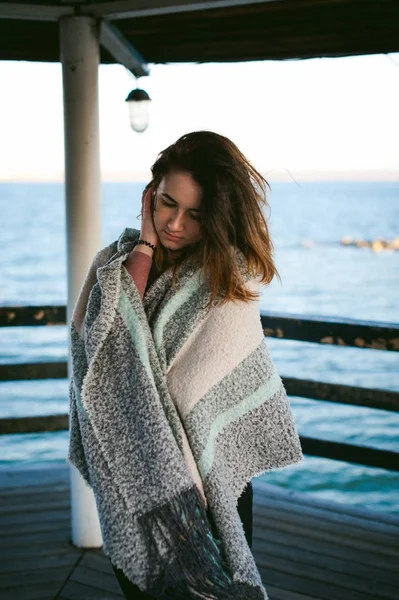 soğuk bir günde bir eşarp sahilde sarılı kadın