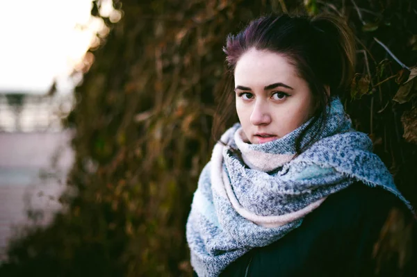 Žena Chladný Den Zabalené Šálu Pláži Při Západu Slunce Podzim — Stock fotografie