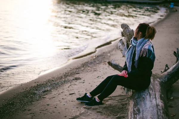 Woman Cold Day Wrapped Scarf Beach Sunset Autumn — Stock Photo, Image