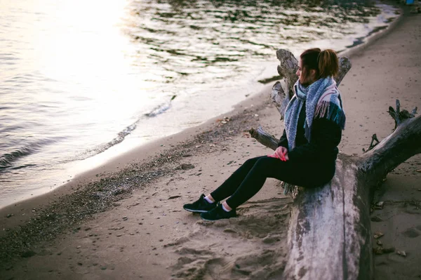 Woman Cold Day Wrapped Scarf Beach Sunset Autumn — Stock Photo, Image