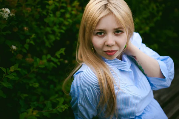 Retrato Uma Jovem Mulher Loira Bonito Com Dia Verão — Fotografia de Stock