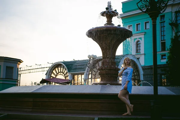 Portrait Une Jolie Jeune Femme Blonde Avec Une Journée Été — Photo