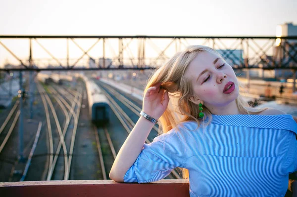 Retrato Una Linda Joven Rubia Día Verano Fondo Una Estación — Foto de Stock