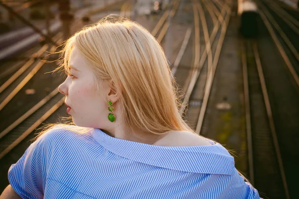 sevimli genç bir sarışın kadın bir yaz günü bir tren istasyonu çerçevede portresi