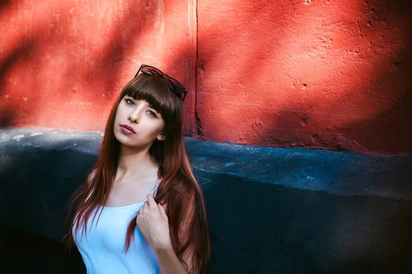 Young Beautiful Woman Walking Street Warm Sunny Summer Day — Stock Photo, Image