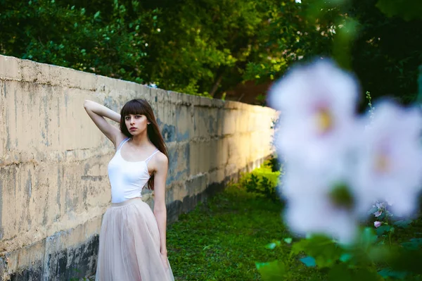 Jeune Belle Femme Promenant Dans Rue Par Une Chaude Journée — Photo