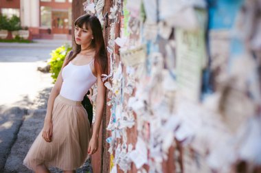 Caddenin bir sıcak güneşli yaz günü yürüyen genç güzel kadın