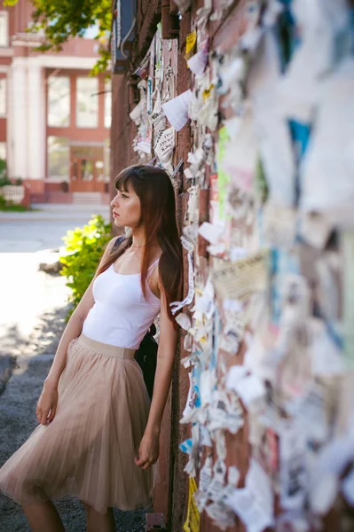 Caddenin bir sıcak güneşli yaz günü yürüyen genç güzel kadın