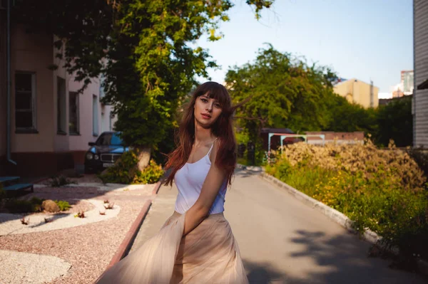 Jeune Belle Femme Promenant Dans Rue Par Une Chaude Journée — Photo