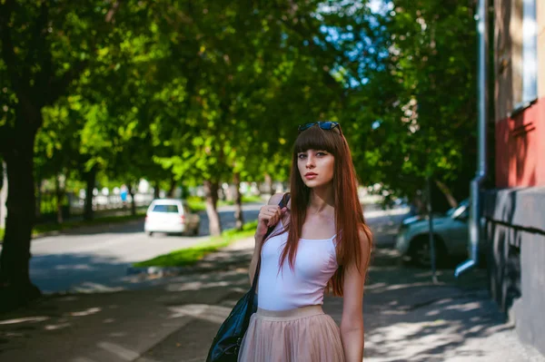 Jovem Mulher Bonita Andando Redor Rua Dia Quente Verão Ensolarado — Fotografia de Stock