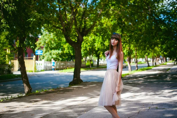 Joven Hermosa Mujer Caminando Por Calle Cálido Día Soleado Verano — Foto de Stock