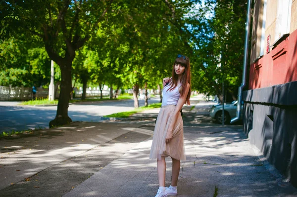 Jovem Mulher Bonita Andando Redor Rua Dia Quente Verão Ensolarado — Fotografia de Stock