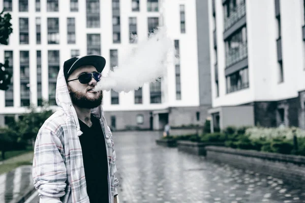 Joven Con Barba Chaqueta Ligera Cuadros Con Capucha Caminando Libremente — Foto de Stock