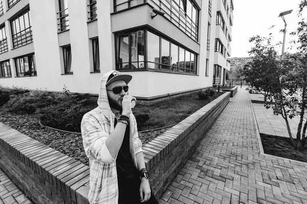 Joven Con Barba Chaqueta Ligera Cuadros Con Capucha Una Gorra — Foto de Stock