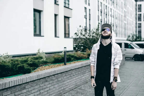 Joven Con Barba Chaqueta Ligera Cuadros Con Capucha Una Gorra — Foto de Stock