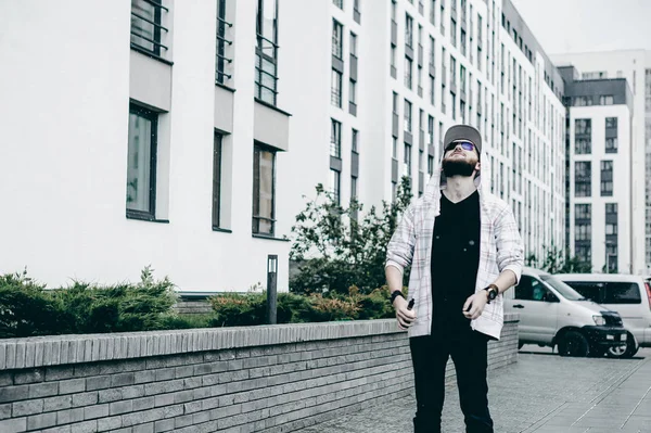 Joven Con Barba Chaqueta Ligera Cuadros Con Capucha Caminando Libremente — Foto de Stock