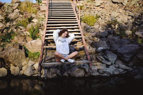 可爱的年轻女子卷曲的头发 青春的浪漫 一个旅程漫步在一个温暖的夏日阳光明媚的一天在沙滩上的水 — 图库照片