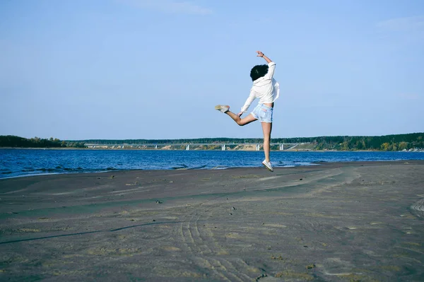 可爱的年轻女子卷曲的头发 青春的浪漫 一个旅程漫步在一个温暖的夏日阳光明媚的一天在沙滩上的水 — 图库照片