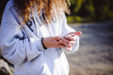 kıvırcık saçlı, romantik, gençlik, sıcak yaz güneşli bir günde, bir yolculuk yürüyüş güzel bayanı bir mobil aygıtı, kablosuz teknoloji kullanır