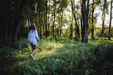 güzel bayanı kıvırcık saçlı, gençlik, romantik bir yolculuk yürümek sıcak yaz güneşli bir günde