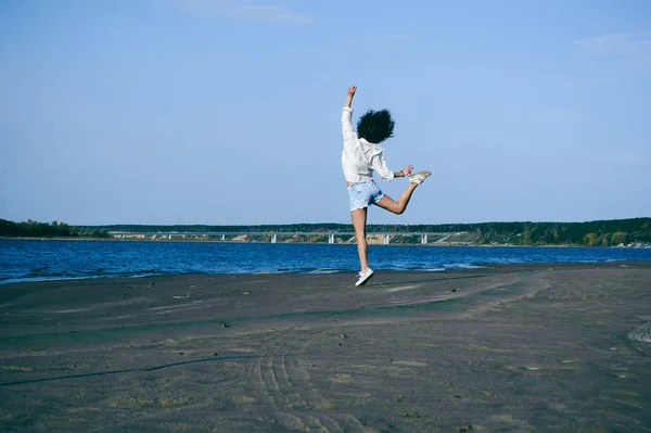 可爱的年轻女子卷曲的头发 青春的浪漫 一个旅程漫步在一个温暖的夏日阳光明媚的一天在沙滩上的水 — 图库照片