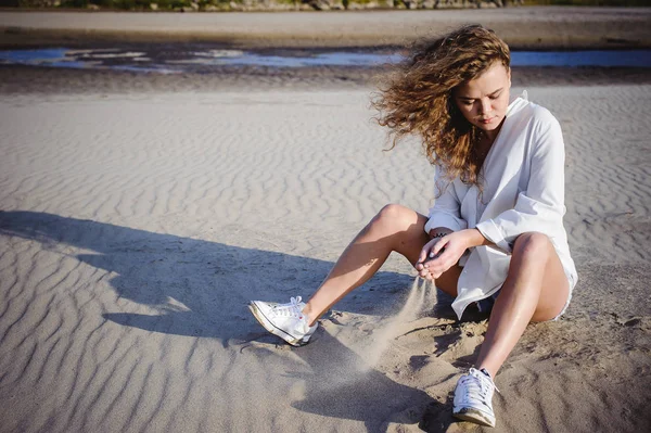 可爱的年轻女子卷曲的头发 青春的浪漫 一个旅程漫步在一个温暖的夏日阳光明媚的一天在沙滩上的水 — 图库照片