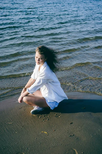 可爱的年轻女子卷曲的头发 青春的浪漫 一个旅程漫步在一个温暖的夏日阳光明媚的一天在沙滩上的水 — 图库照片