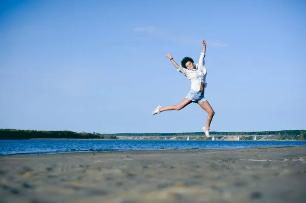 可爱的年轻女子卷曲的头发 青春的浪漫 一个旅程漫步在一个温暖的夏日阳光明媚的一天在沙滩上的水 — 图库照片