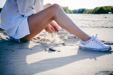 güzel bayanı kıvırcık saçlı, gençlik, romantik bir yolculuk bir kum plajındaki su ile sıcak yaz güneşli bir günde yürümek