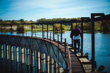 sakallı bir genç adam. Göl, terk edilmiş bir eski Barajı, sıcak güneşli bir gün için bir gezi