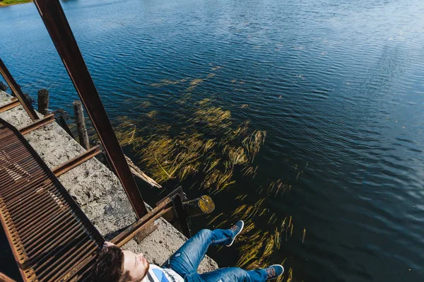 Joven Con Barba Viaje Lago Una Antigua Presa Abandonada Cálido — Foto de Stock