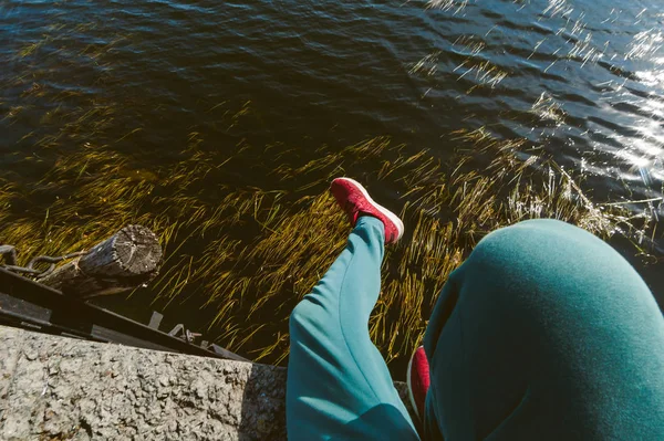 Viaje Lago Una Antigua Presa Abandonada Cálido Día Soleado Foto — Foto de Stock