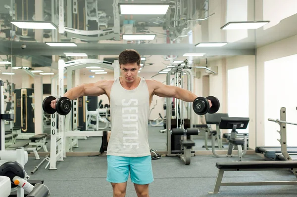 Jovem Sexy Masculino Fisiculturista Atleta Trens Ginásio Usando Equipamentos Esportivos — Fotografia de Stock