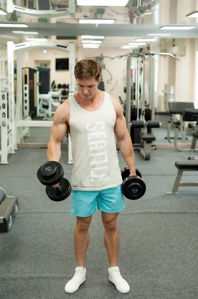 Jonge Sexy Mannelijke Bodybuilder Atleet Treinen Sportschool Met Behulp Van — Stockfoto