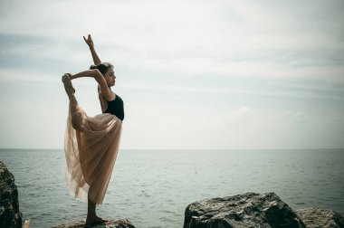 atletik kadın germe, sıcak yaz günü, açık havada egzersiz yapan