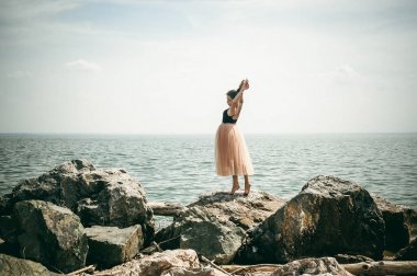 atletik kadın germe, sıcak yaz günü, açık havada egzersiz yapan