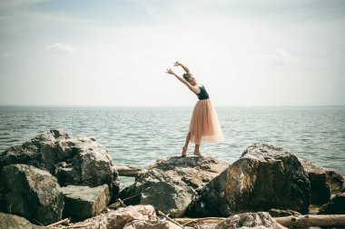 atletik kadın germe, sıcak yaz günü, açık havada egzersiz yapan
