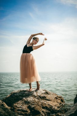 atletik kadın germe, sıcak yaz günü, açık havada egzersiz yapan