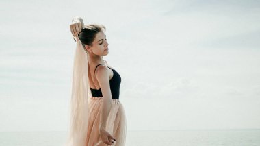 atletik kadın germe, sıcak yaz günü, açık havada egzersiz yapan