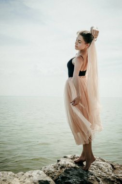 atletik kadın germe, sıcak yaz günü, açık havada egzersiz yapan