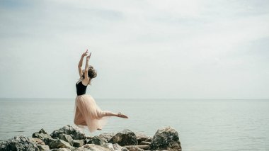 germe, gökyüzüne karşı bir sıcak yaz günü açık egzersiz atlamak atletik kadın