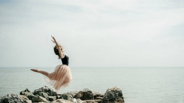 germe, gökyüzüne karşı bir sıcak yaz günü açık egzersiz atlamak atletik kadın