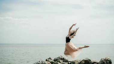 germe, gökyüzüne karşı bir sıcak yaz günü açık egzersiz atlamak atletik kadın