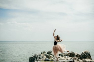 atletik kadın germe, sıcak yaz günü, açık havada egzersiz yapan