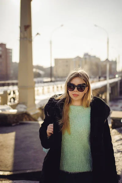 스웨터 선글라스에에서 여자는 배낭에 스트리트 — 스톡 사진
