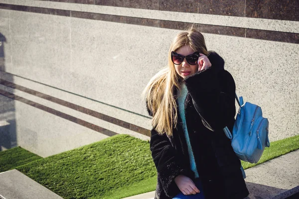 Genç Kadın Bir Kürk Ceket Bir Kazak Kulaklı Moda Güneş — Stok fotoğraf