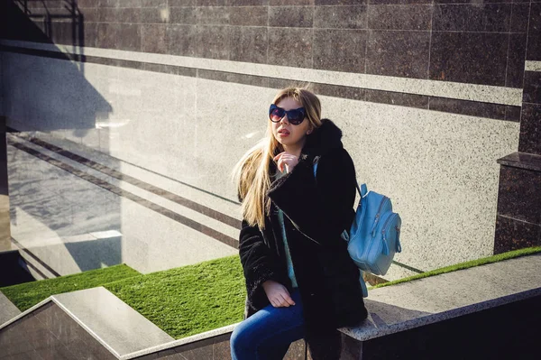 Jeune Femme Manteau Fourrure Pull Des Lunettes Soleil Mode Avec — Photo