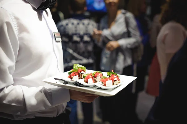 Garçom Carregando Bandejas Com Comida Serviço Caterring Para Casamento Aniversário — Fotografia de Stock