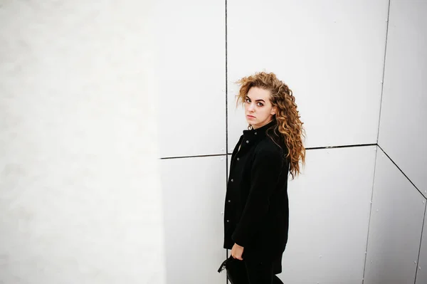 City Portrait Young Woman Curly Hair Dressed Black Coat — Stock Photo, Image