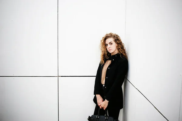 City Portrait Young Woman Curly Hair Dressed Black Coat — Stock Photo, Image